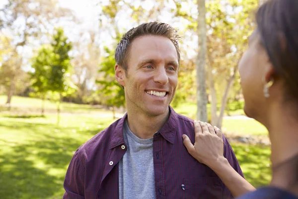 Couple in park looking at each other — Stock Photo, Image