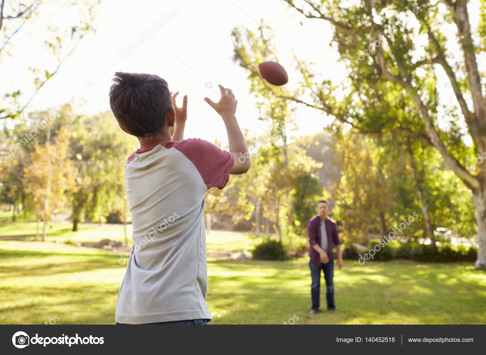 Мальчик бросает мяч. Кидает мяч. Мяч в луже картина. Девочка подбрасывающая мяч. Игра с мячом в руках.
