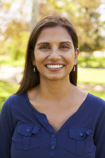 Woman in park looking to camera — Stock Photo, Image