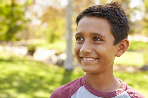 Sorrindo menino no parque — Fotografia de Stock