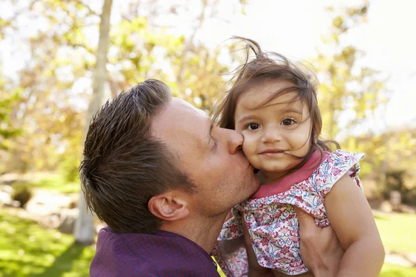 Батько тримає і цілує дочку — стокове фото