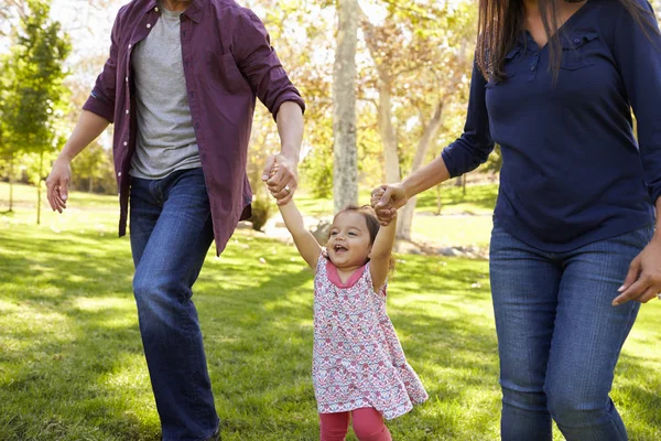 Coppia sollevamento giovane figlia — Foto Stock