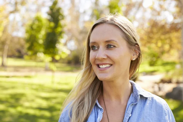 Vrouw op zoek weg van camera — Stockfoto