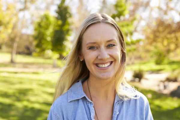 Woman smiling to camera — Stock Photo, Image