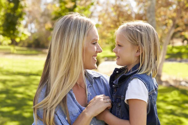 Vrouw en haar dochter in park — Stockfoto