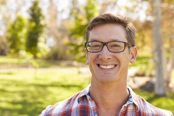 Homme en lunettes au parc — Photo