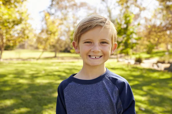 Chlapec v parku úsměv do kamery — Stock fotografie