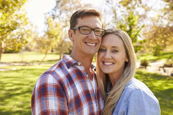 Casal abraçando no parque — Fotografia de Stock