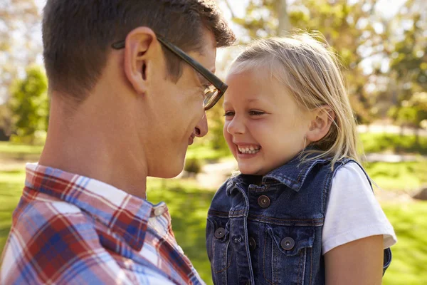 Dad and daughter in a park — Stock Photo, Image