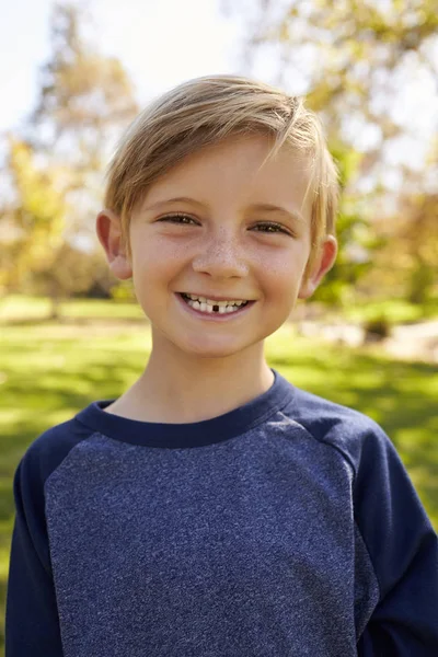 Boy in park looking at camera — Stock Photo, Image