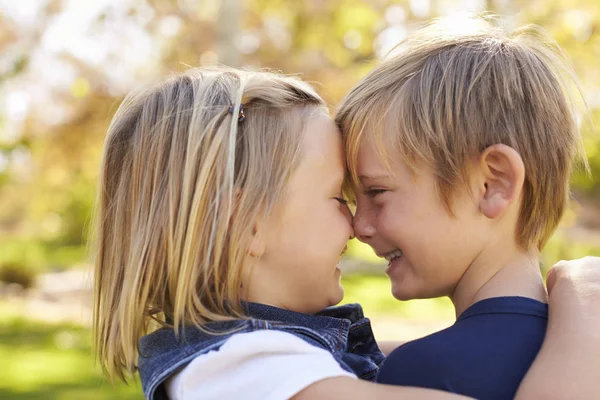 Bror och syster näsa till näsan — Stockfoto