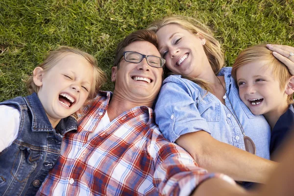 Rodzina biorąc selfie na trawie — Zdjęcie stockowe