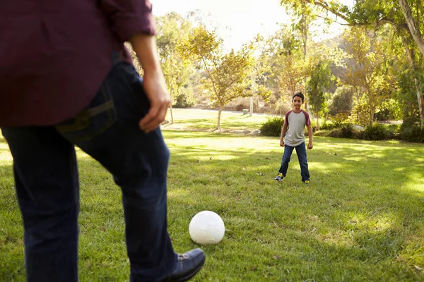 Tata kopiąc piłkę do syna — Zdjęcie stockowe