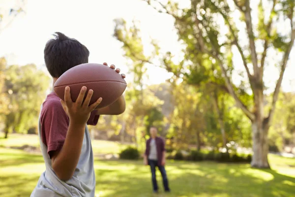 Chłopiec rzuca piłkę do taty — Zdjęcie stockowe