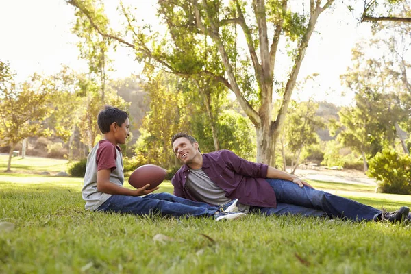 Отец и сын отдыхают в парке — стоковое фото