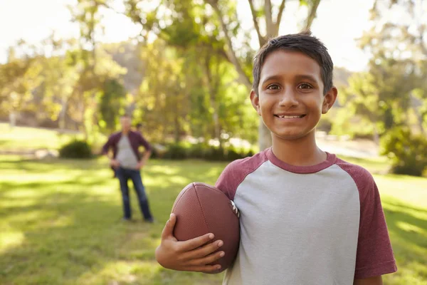 Chłopiec piłkę gospodarstwa w parku — Zdjęcie stockowe