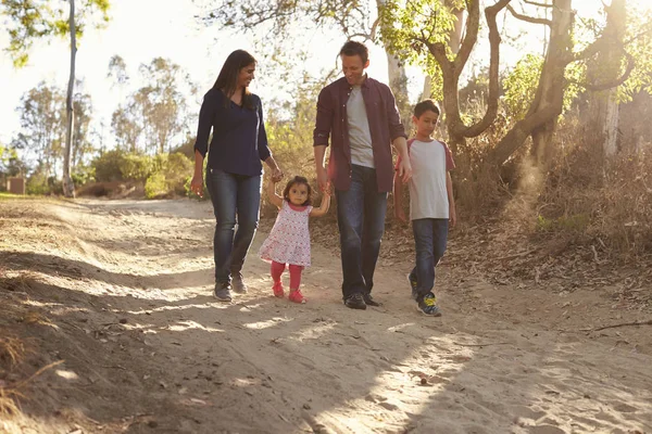 Famiglia a piedi sul sentiero — Foto Stock