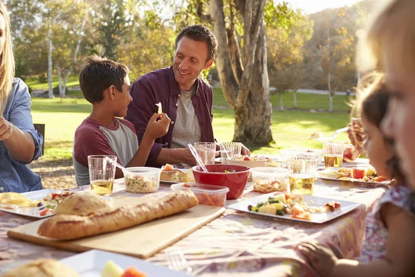 Famílias em uma mesa no parque — Fotografia de Stock