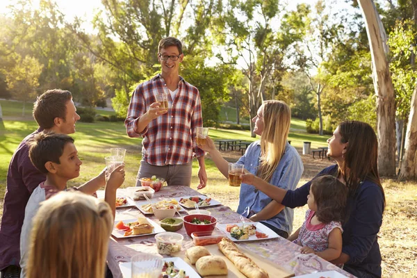 Hombre de pie haciendo tostadas — Foto de Stock