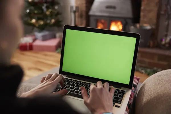 Homem usando laptop — Fotografia de Stock