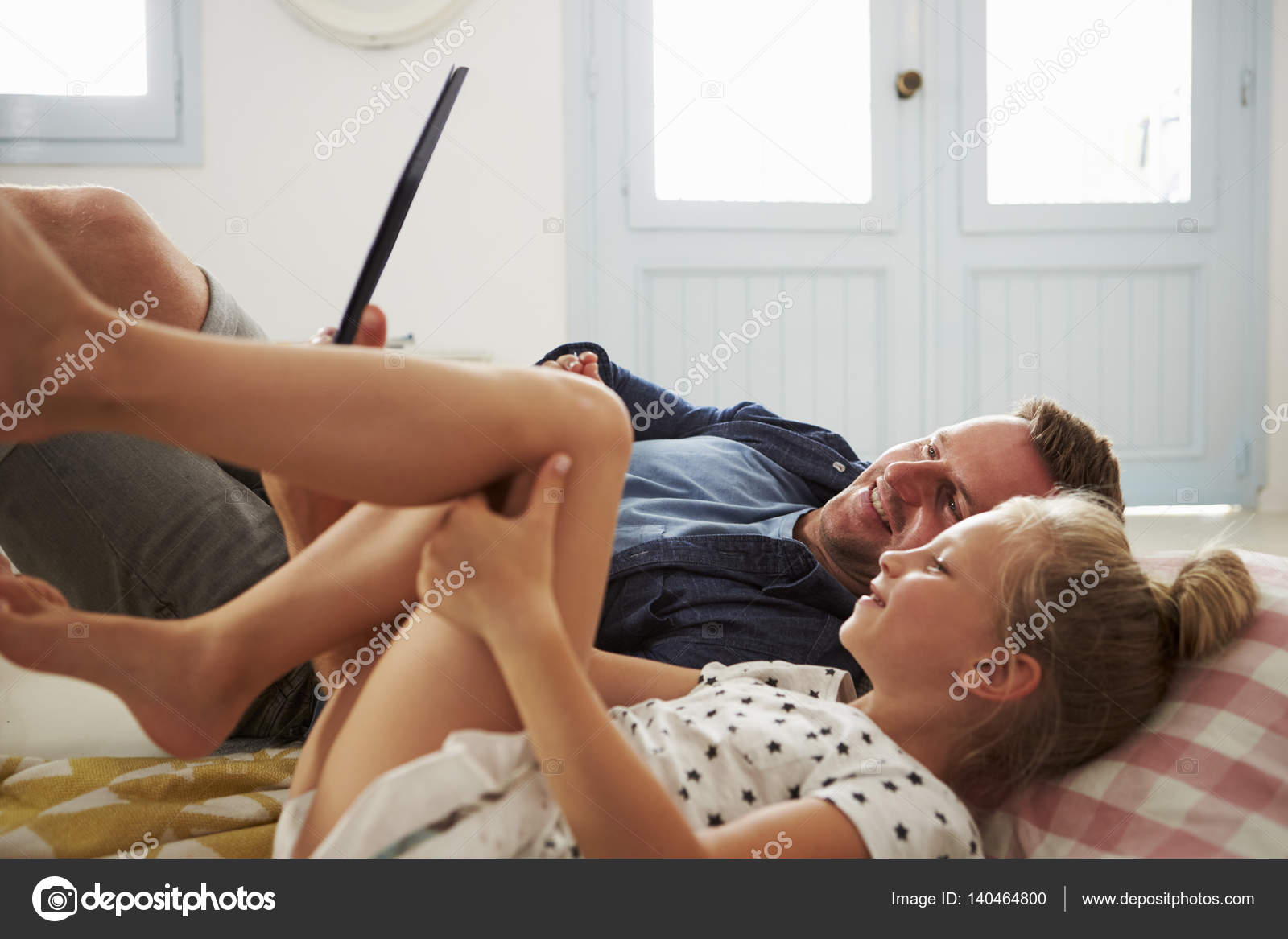 отец заигрался и возбудился. отец заигрывает с дочкой. папа заигрался с дочкой. отец заигрался и возбудился. отец заигрался и возбудился.