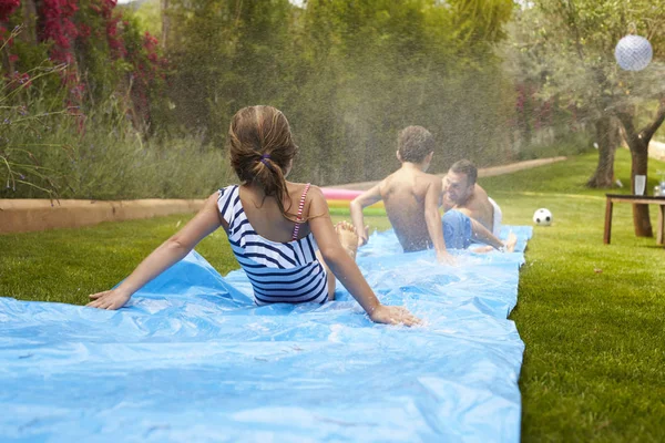 Família se divertir na corrediça de água — Fotografia de Stock