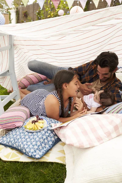 Padre jugando con hijas — Foto de Stock