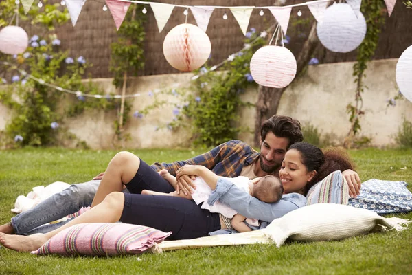 Famiglia in giardino insieme — Foto Stock