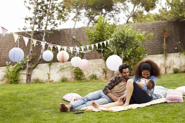 Famille avec bébé relaxant — Photo