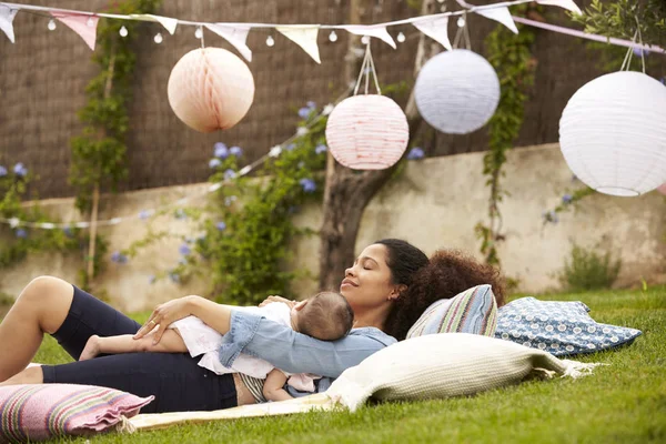 Madre con bambino relax su tappeto — Foto Stock