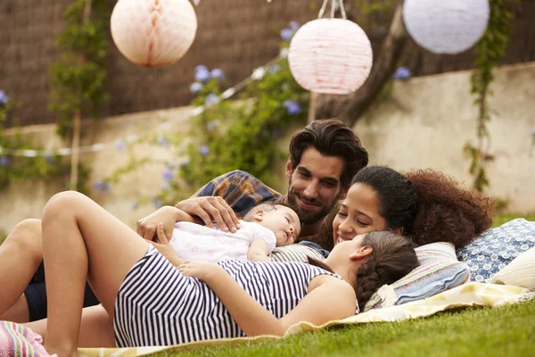 Familia con bebé juntos — Foto de Stock