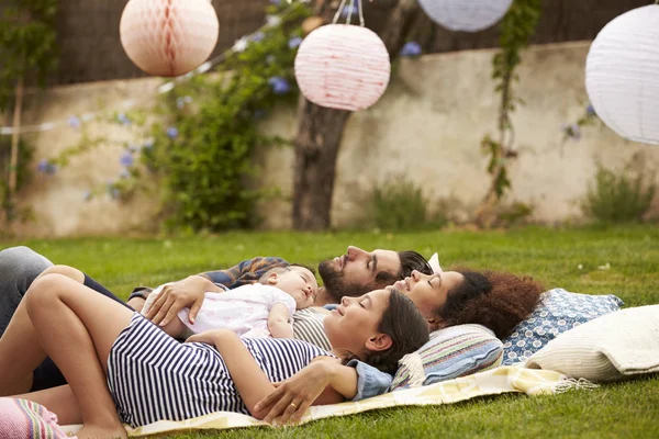 Famiglia con bambino che dorme durante il giorno — Foto Stock