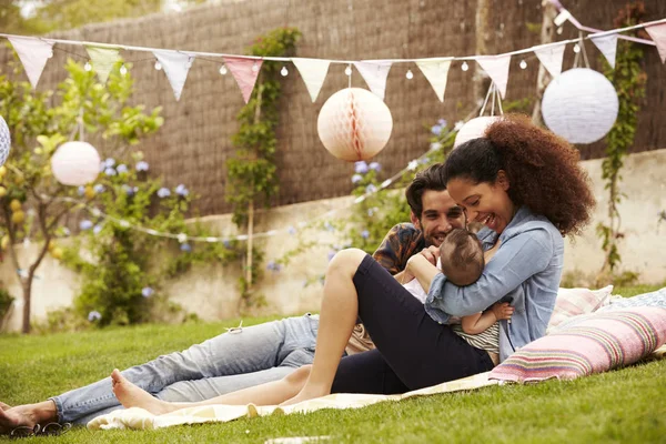 Familie sitzt mit Baby — Stockfoto