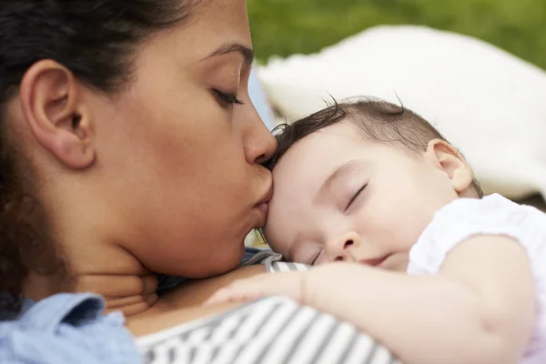 Madre besando al bebé en la frente — Foto de Stock