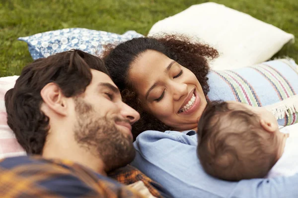 Família sonhando acordado no jardim — Fotografia de Stock