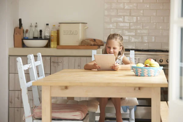 Jeune fille à table de cuisine — Photo