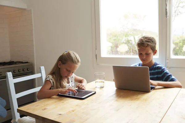 Barn som använder digitala enheter — Stockfoto