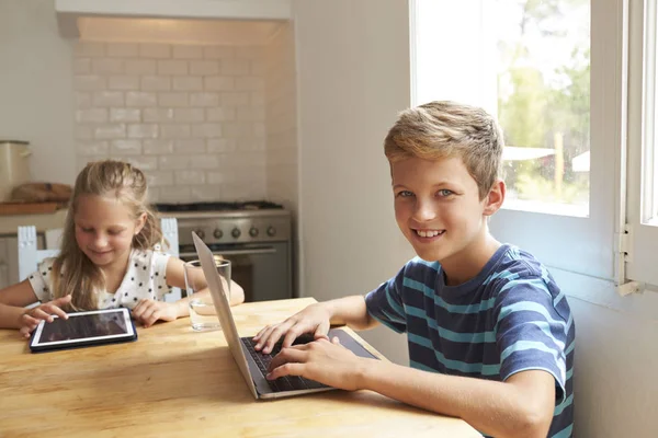 Kinder nutzen digitale Geräte — Stockfoto