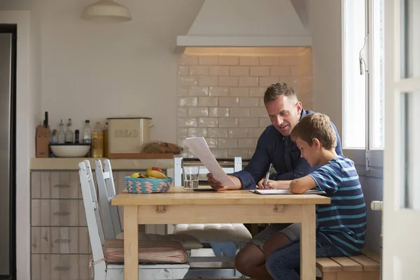 Vater hilft Sohn bei Hausaufgaben — Stockfoto