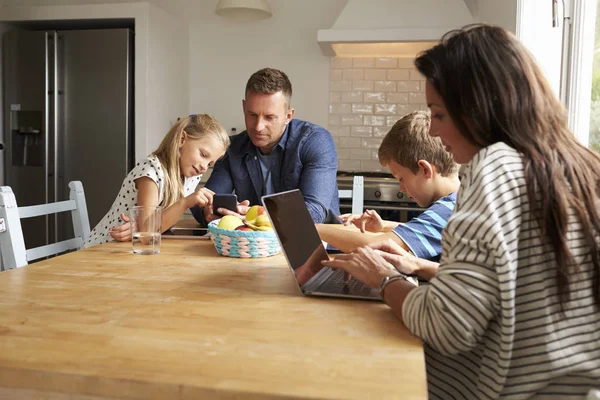 Familia usando dispositivos digitales — Foto de Stock