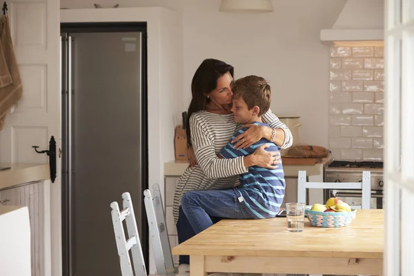 Figlio abbracciare mamma — Foto Stock