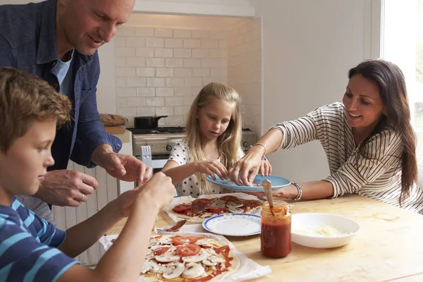 Családi gyártás pizzák együtt — Stock Fotó