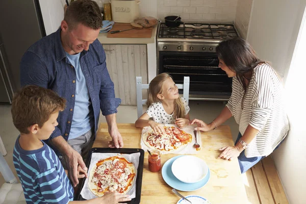 Family Making Pizzas Together — Stock Photo, Image