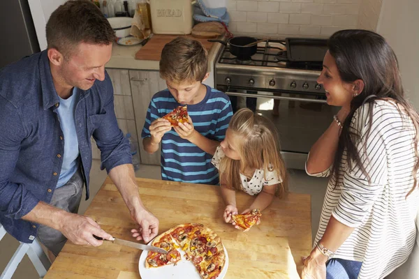 Família Fazendo Pizzas Juntos — Fotografia de Stock