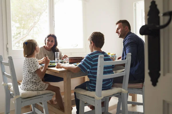 Famiglia mangiare pasto insieme — Foto Stock