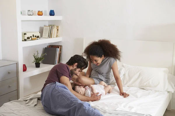 Föräldrar spelar med dotter i sovrum — Stockfoto