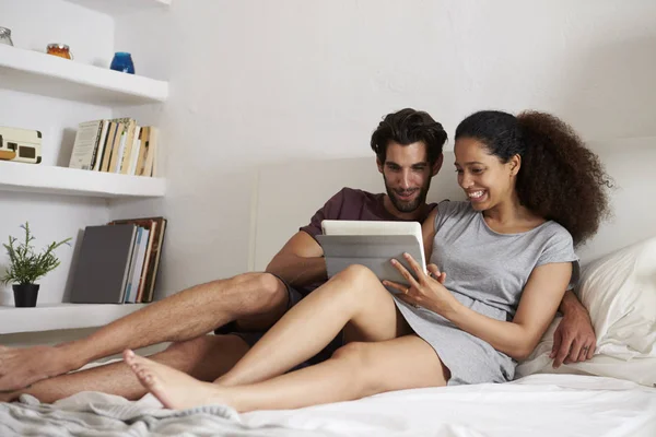 Paar schaut gemeinsam auf digitales Tablet — Stockfoto
