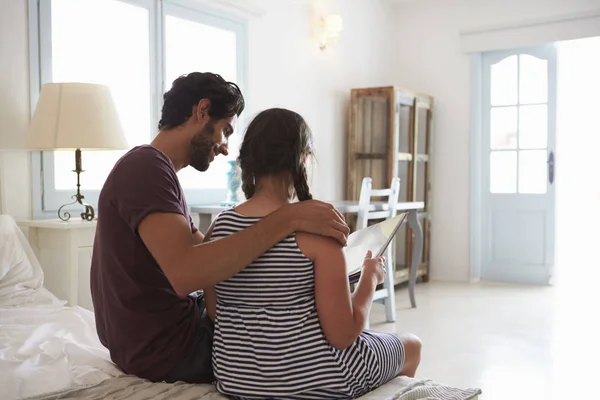 Vater und Tochter lesen Buch — Stockfoto