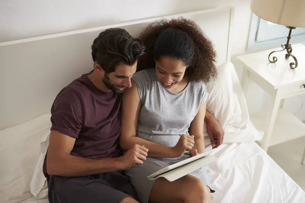 Couple assis sur le lit — Photo