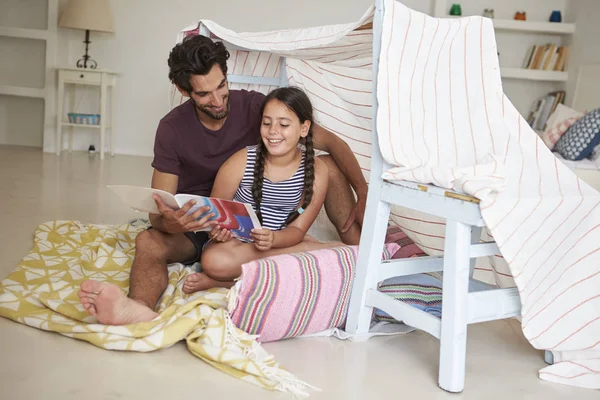 Padre e hija leyendo libro en el suelo — Foto de Stock